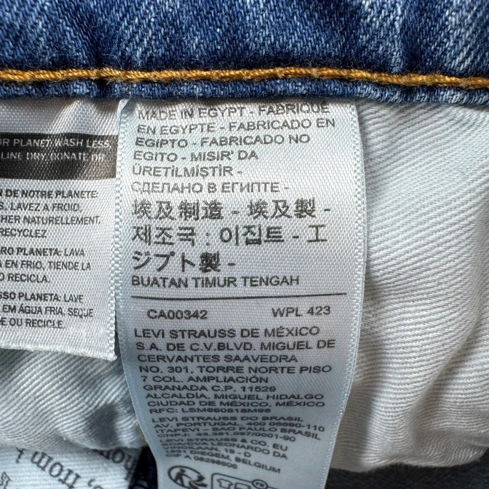 Levis *orders ship